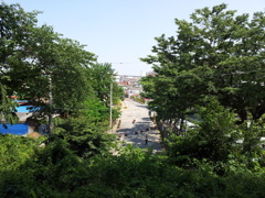 2017/06/18_月明公園から群山西初等学校前の道を望む