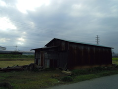 2016/10/10_曇天の所久喜田園の小屋