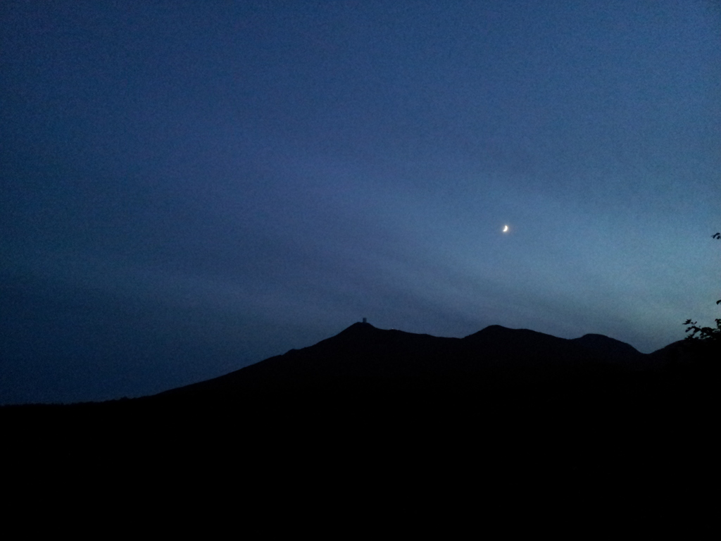 2018/09/13_夕暮れの釜臥山に月