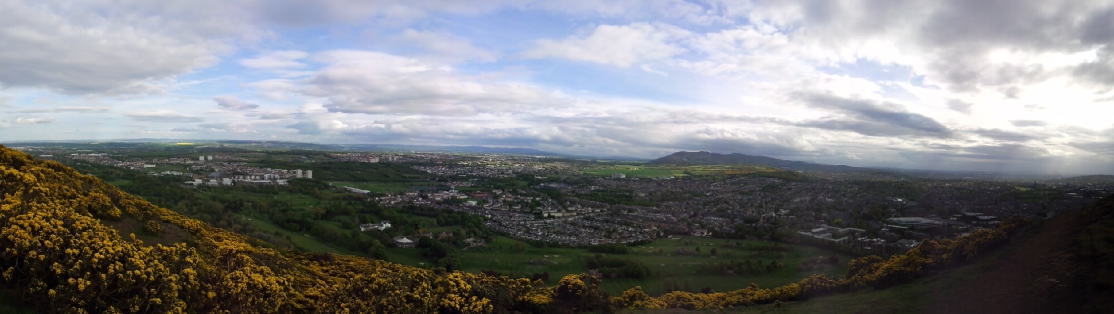 2016/05/20_アーサーズ・シートからエディンバラ市街を望む