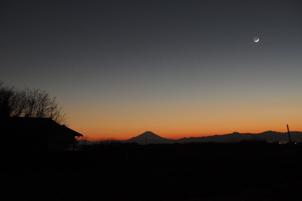 2016/12/31_夕暮れ富士と月