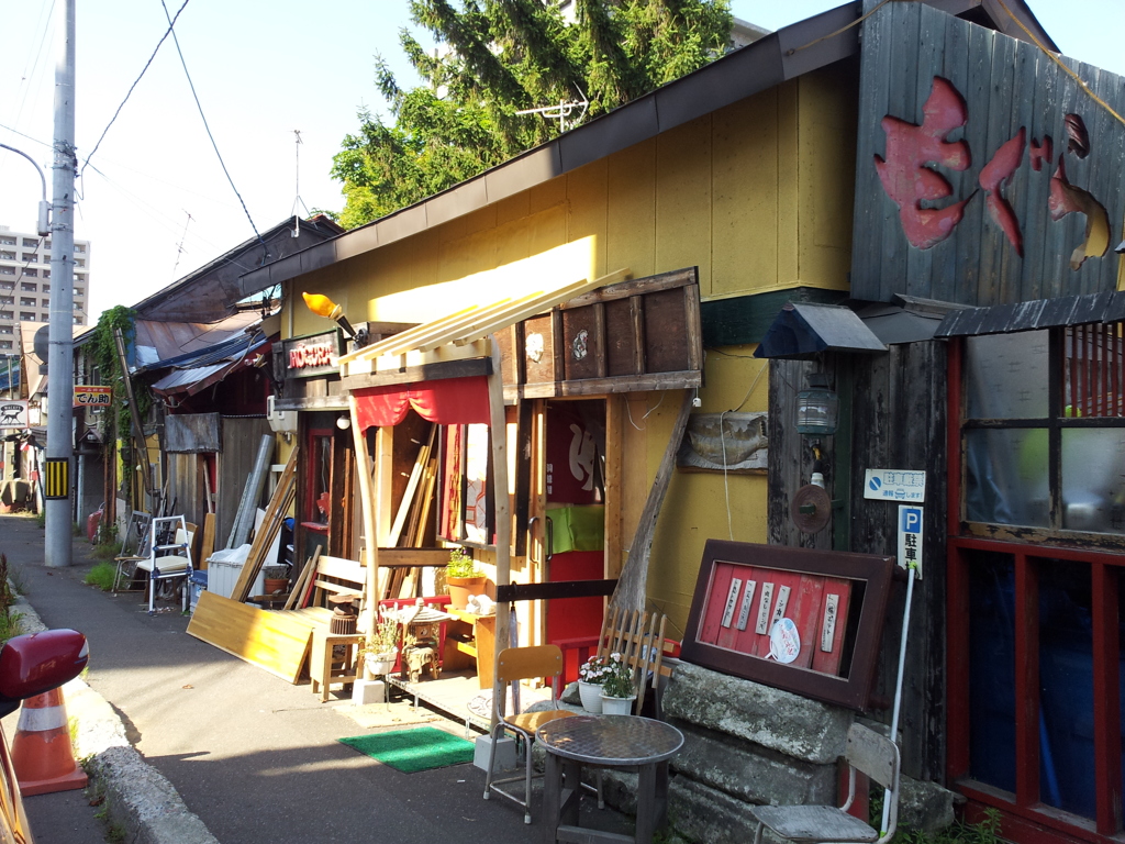 2016/08/13_色内駅隣の目を惹く店