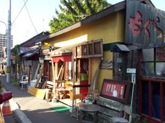 2016/08/13_色内駅隣の目を惹く店