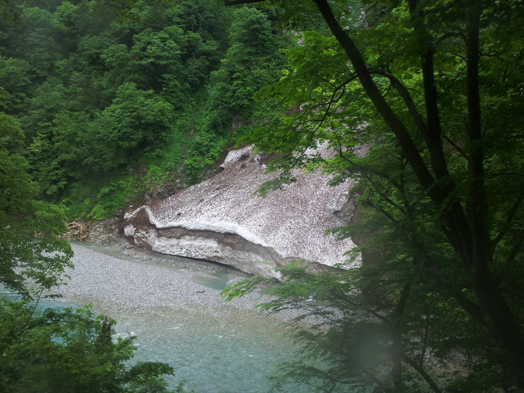 2018/05/31_宇奈月〜欅平間の車窓風景 黒部川の残雪