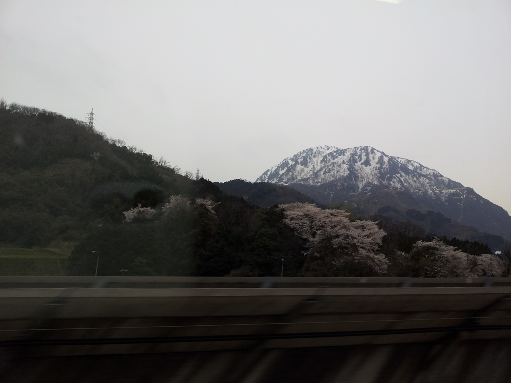 2019/04/14_北陸新幹線かがやきから黒姫山（?）を望む