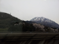 2019/04/14_北陸新幹線かがやきから黒姫山（?）を望む