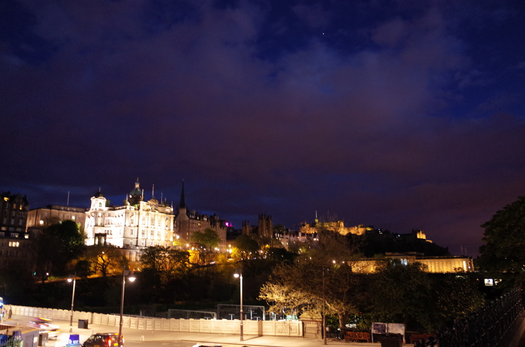 2016/05/21_ウェイバリー駅から夜の旧市街を望む