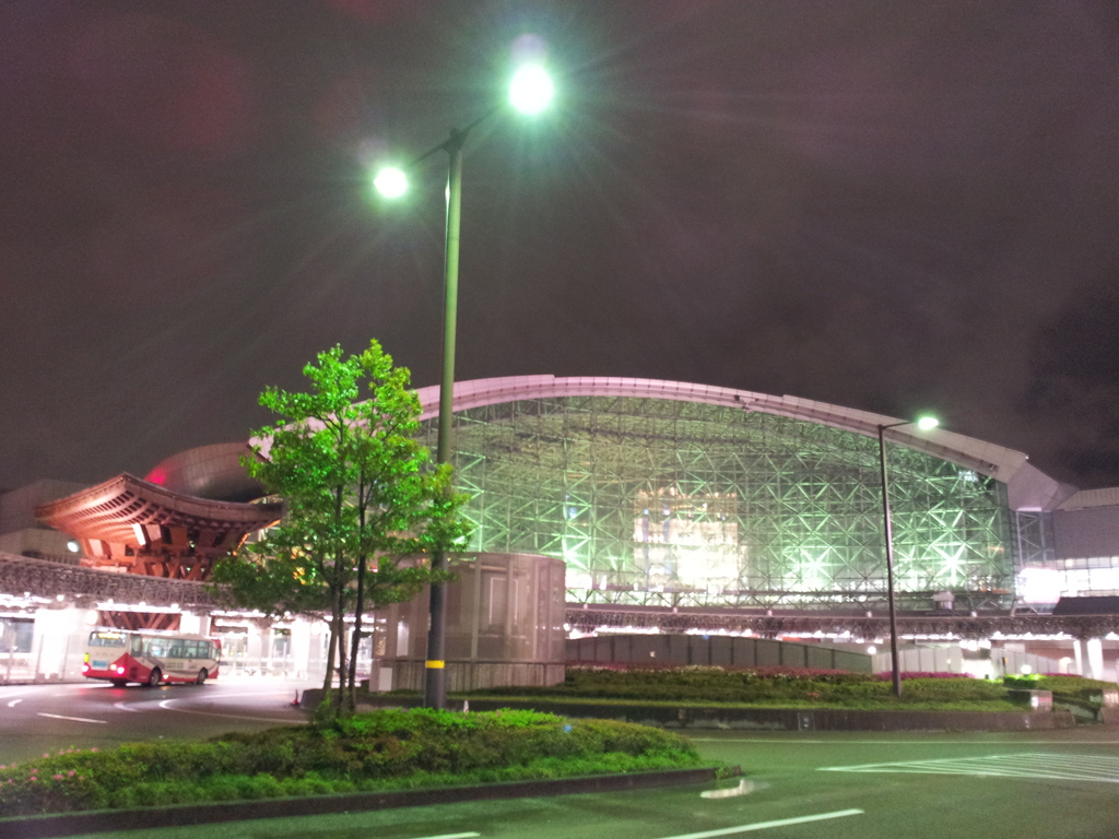 2016/05/11_夜の金沢駅 もてなしドームと鼓門