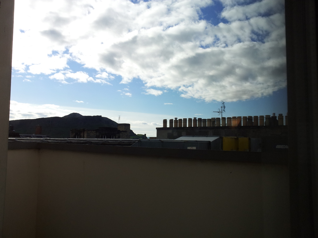 2016/05/22_ホテルの窓からソールズベリー・クラッグスを望む