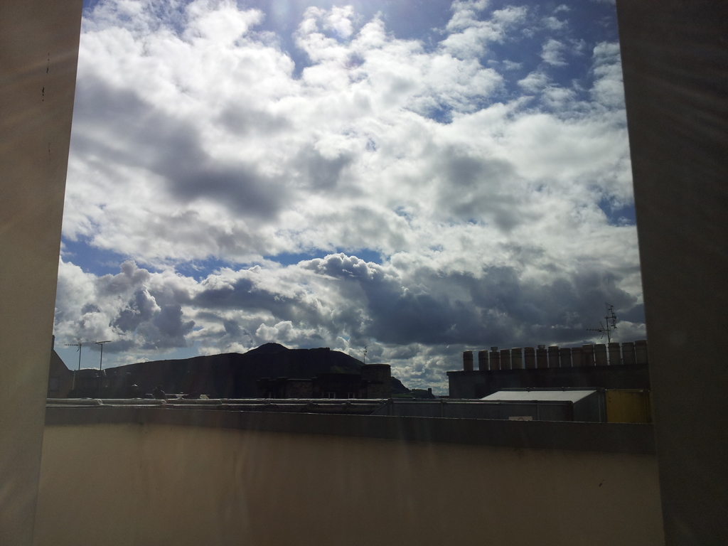 2016/05/22_ホテルの窓からソールズベリー・クラッグスを望む