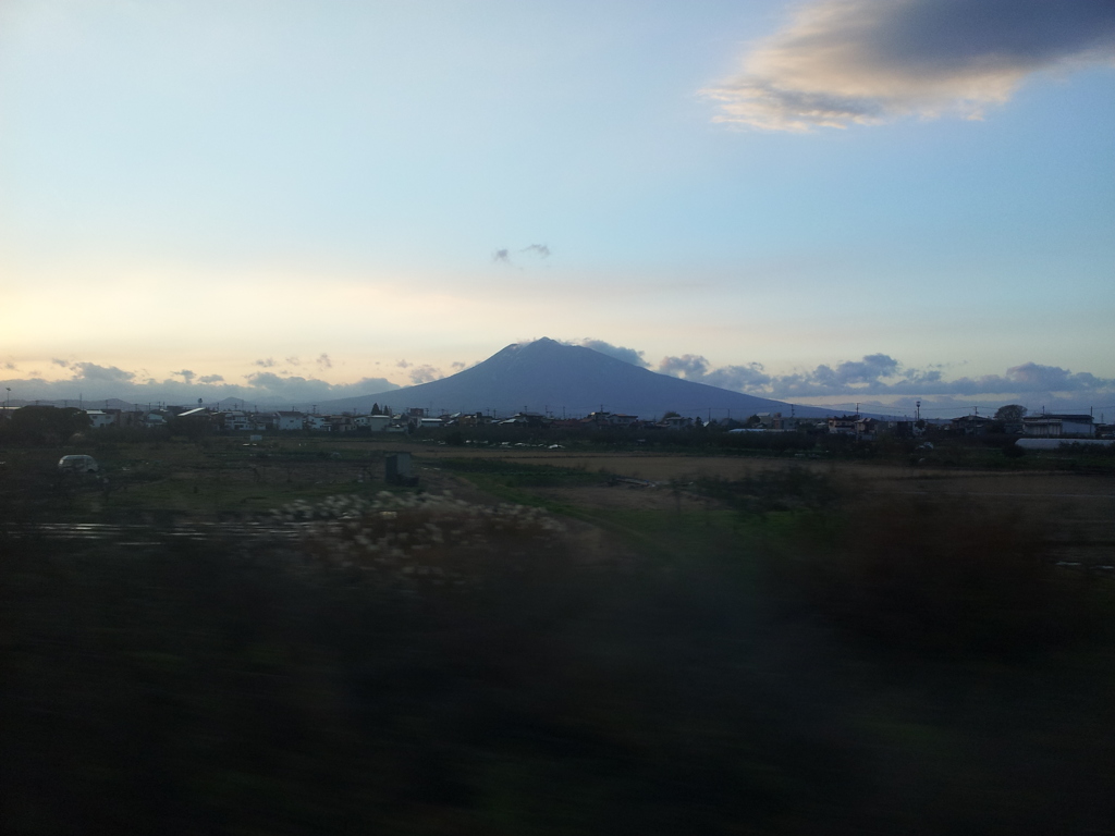 2016/11/13_リゾートしらかみから夕暮れの岩木山を望む