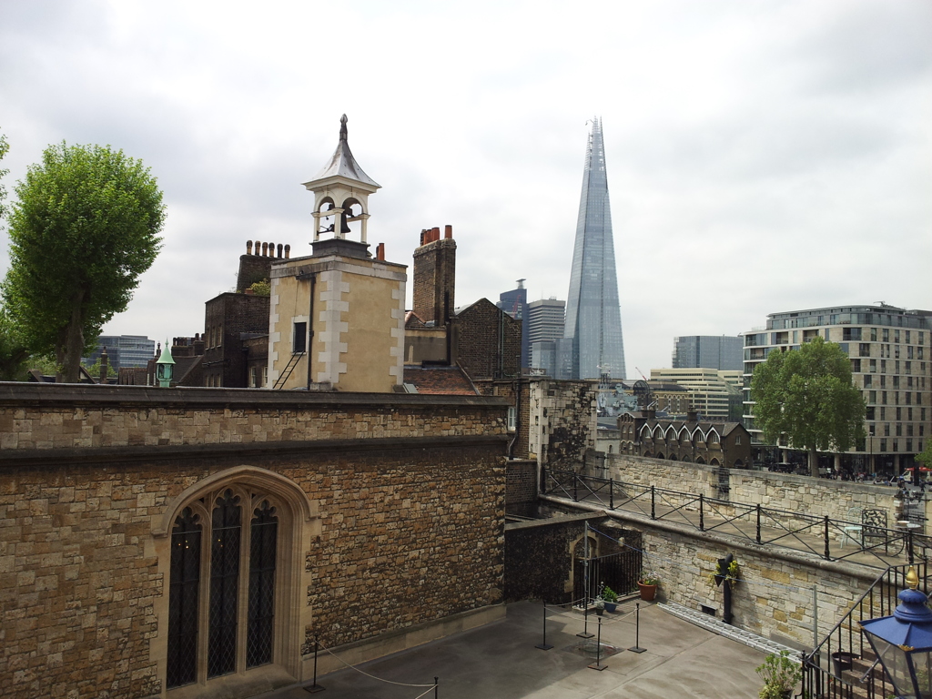 2016/05/19_ロンドン塔から現代建築物を望む