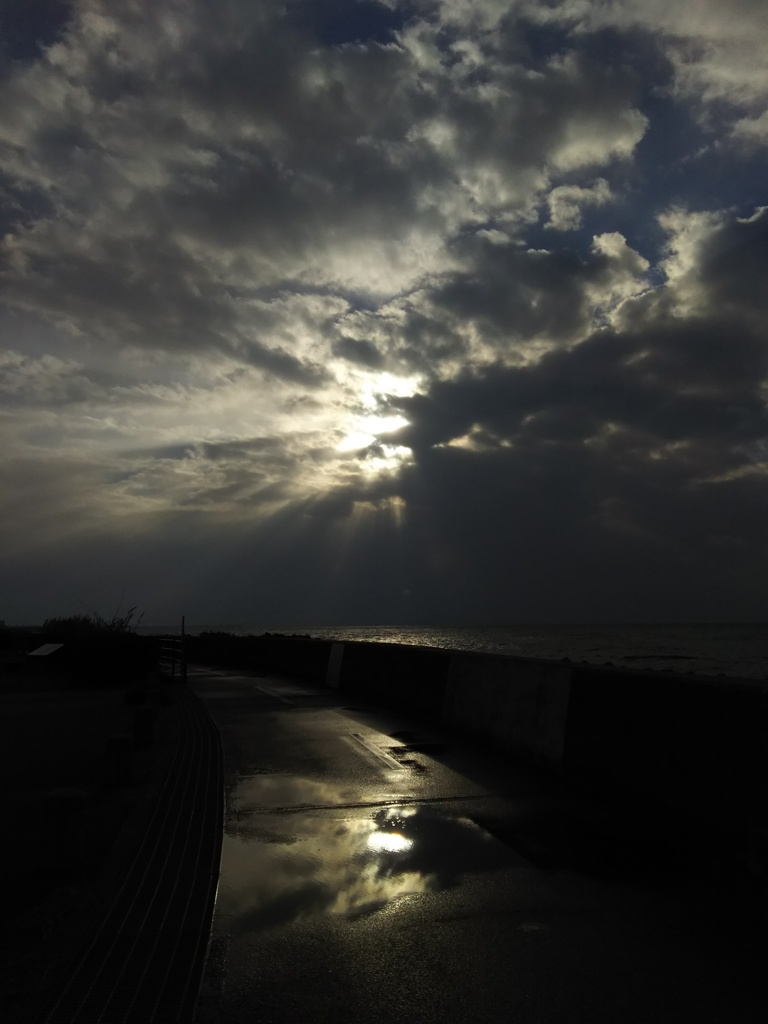 2016/12/10_水溜まりと富山湾の天使の梯子