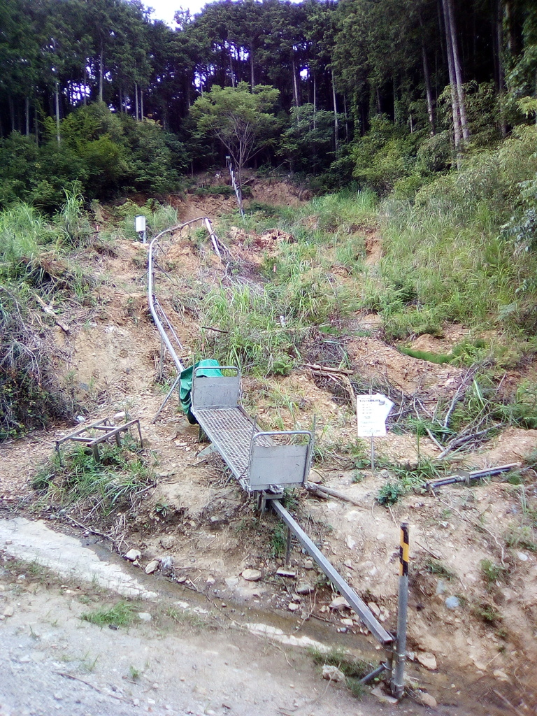 2018/06/30_土砂崩れしたらしき山に小さなモノレール