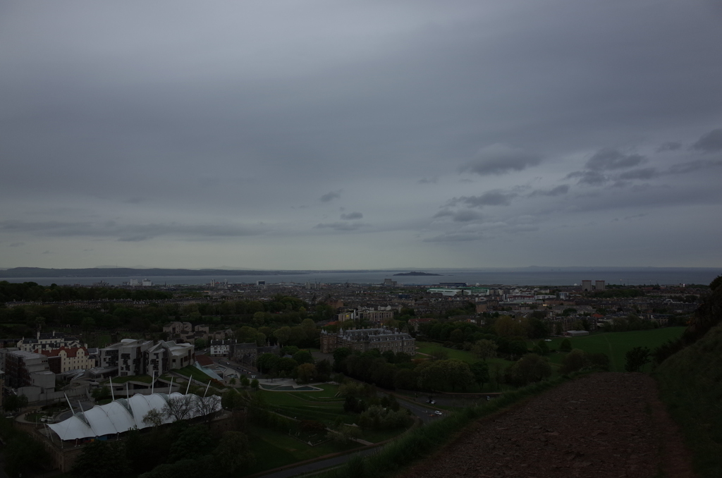 2016/05/20_ラディカル・ロードからエディンバラ市街とフォース湾を望む