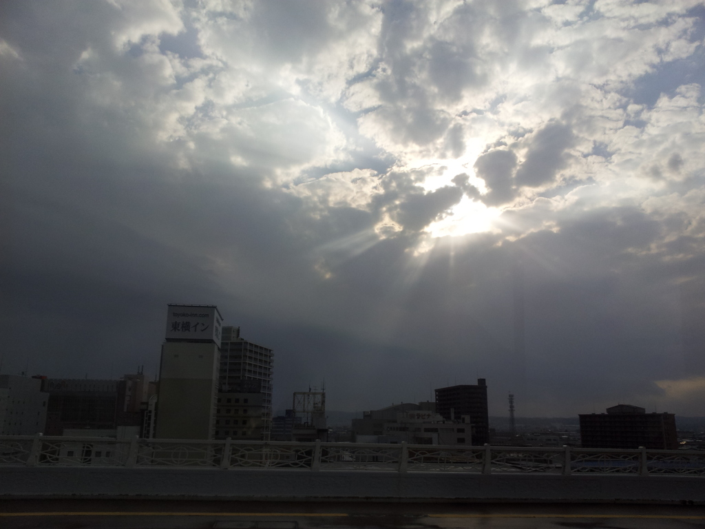 2016/11/13_ねぶたん号から青森市街の天使の梯子を望む