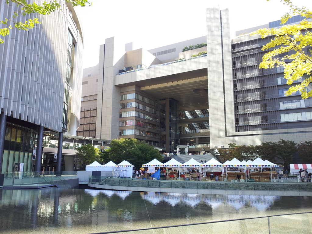 2017/10/27_うめきた広場の水辺と大阪駅ノースゲートビル