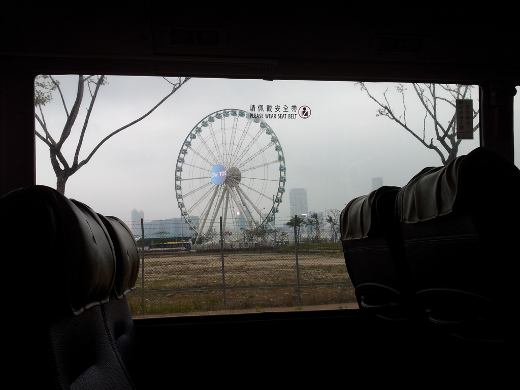 2017/03/11_香港駅からホテルへのシャトルバス車窓風景 香港摩天輪