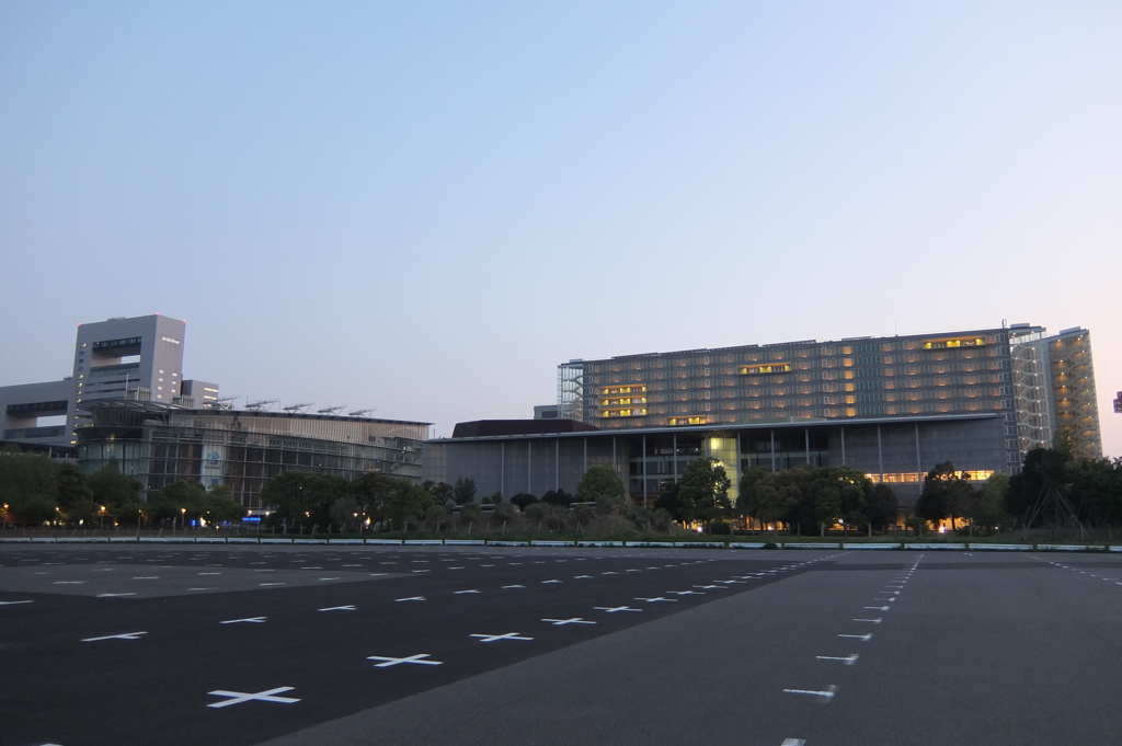 2014/04/26_夕暮れの日本科学未来館と東京国際交流館