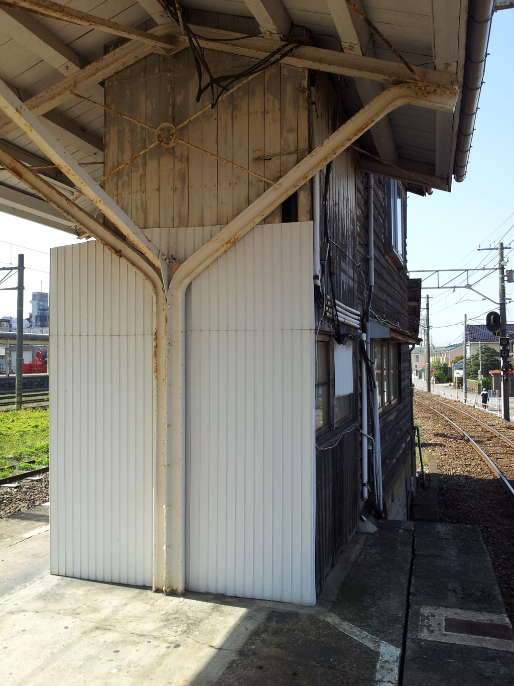 2018/04/21_新魚津駅ホーム端の小屋