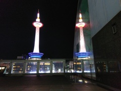 2019/04/12_京都駅 烏丸小路広場から夜の京都タワーを望む