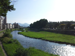 2018/07/14_中の橋から中津川と盛岡城跡公園（岩手公園）を望む