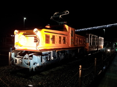 2017/01/11_夜、雨上がりの新黒部駅前トロッコ電車