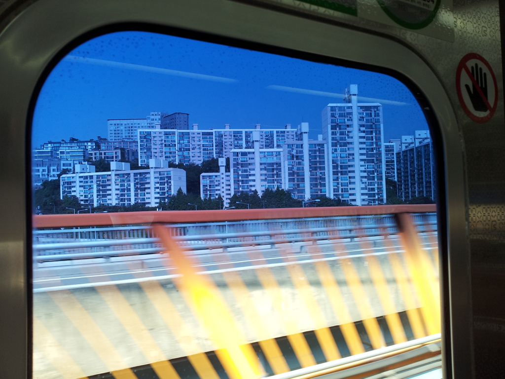 2017/06/18_韓国の電車の青い窓