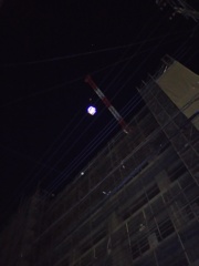 2016/12/23_建設現場のクレーンにイルミネーション