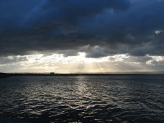 2011/10/01_陸奥湾の朝（天使の梯子）