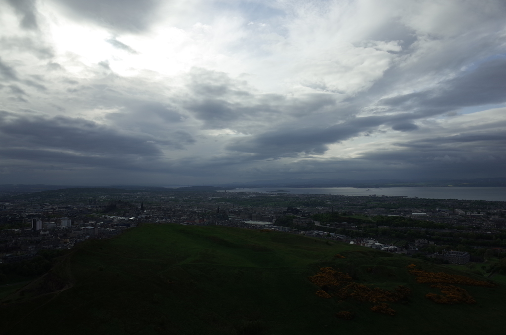 2016/05/20_アーサーズ・シートからソールズベリー・クラッグスと市街
