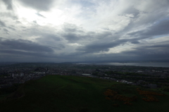 2016/05/20_アーサーズ・シートからソールズベリー・クラッグスと市街