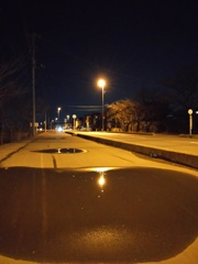 2017/01/09_夜の水溜まりに街灯