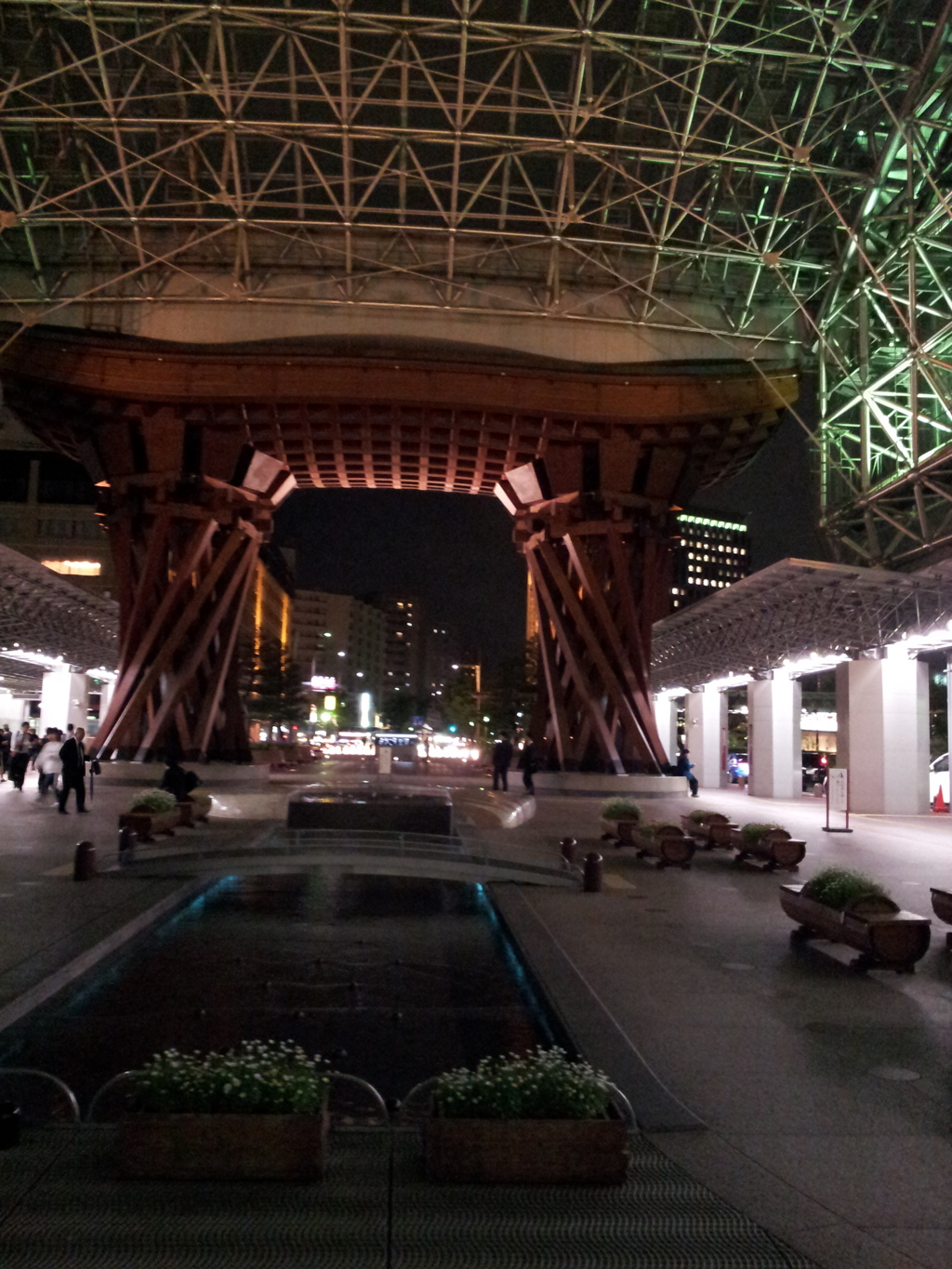 2016/05/11_夜の金沢駅 もてなしドームと鼓門