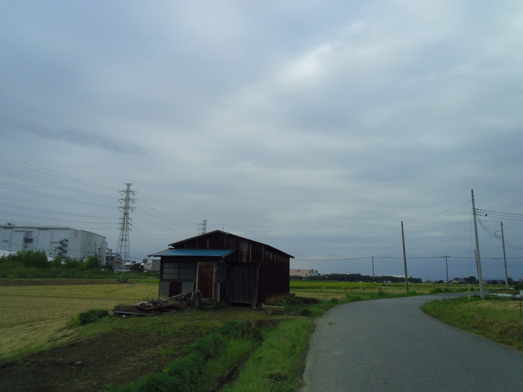 2016/10/10_曇天の所久喜田園の小屋