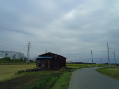 2016/10/10_曇天の所久喜田園の小屋