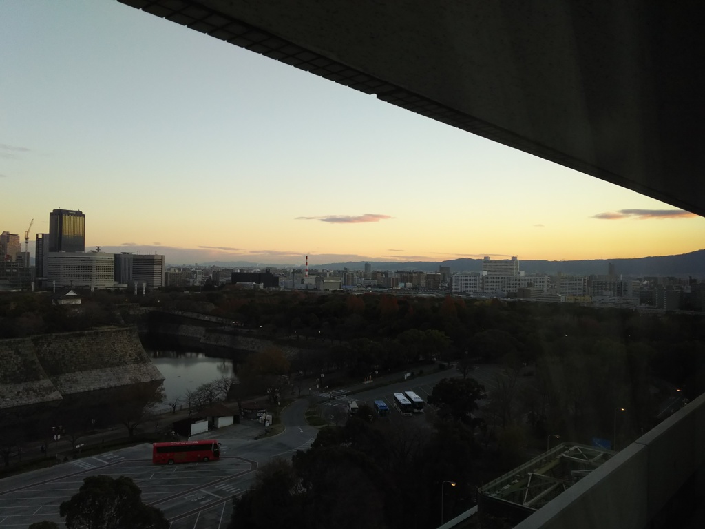 2017/12/13_宿から朝の大阪市街を望む