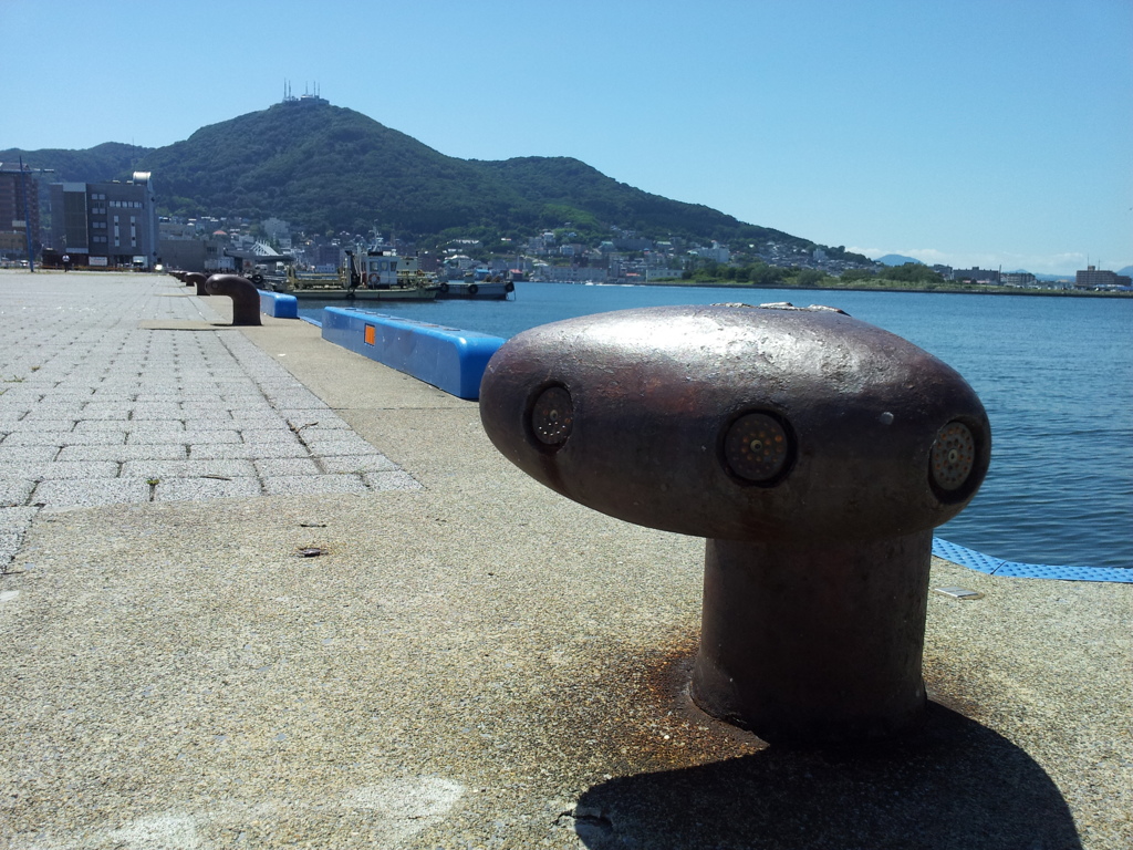 2016/08/12_函館港のボラードと函館山