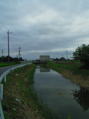 2017/08/12_用水路の曇天と小林排水機場