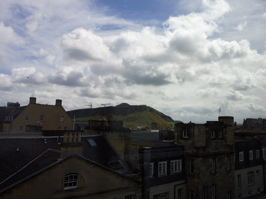 2016/05/21_ホテルの窓からソールズベリー・クラッグスを望む