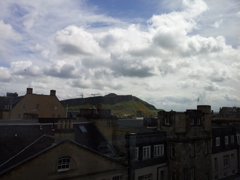 2016/05/21_ホテルの窓からソールズベリー・クラッグスを望む