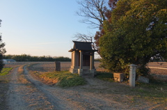 2014/03/08_畑の中の神社