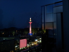 2019/04/12_京都駅 大空広場から京都タワーを望む