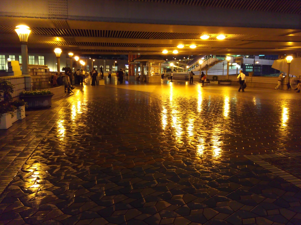 2016/10/03_夜、雨上がりの上野駅前歩行者デッキ