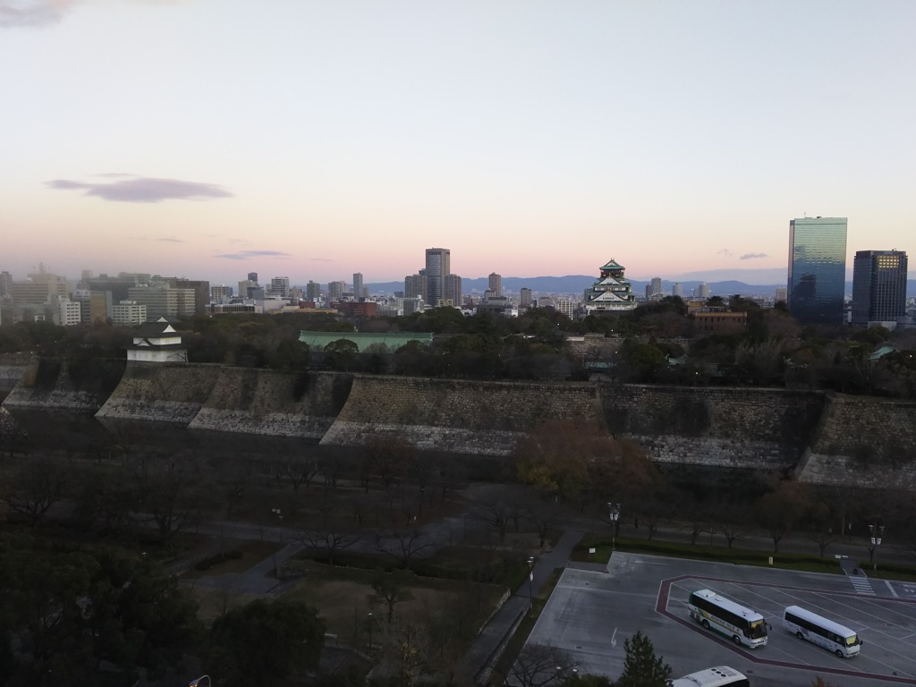 2017/12/13_宿から朝の大阪城公園を望む