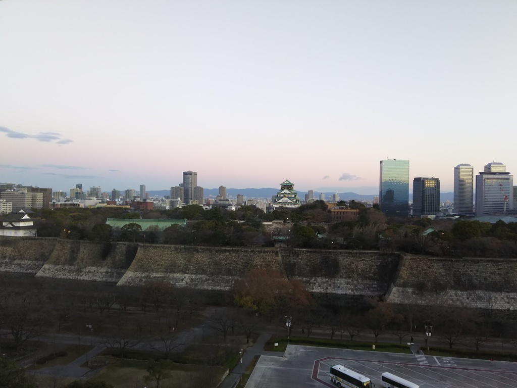 2017/12/13_宿から朝の大阪城公園を望む
