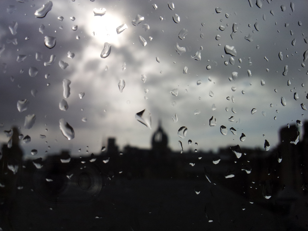 2016/05/21_ホテルの窓から雨上がりのエディンバラ旧市街を望む