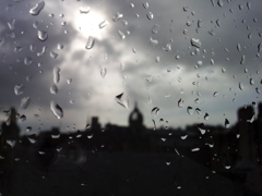 2016/05/21_ホテルの窓から雨上がりのエディンバラ旧市街を望む