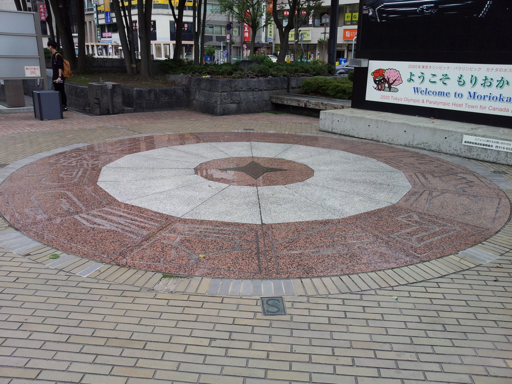 2018/09/15_盛岡駅前ロータリーの方位モニュメント