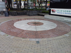 2018/09/15_盛岡駅前ロータリーの方位モニュメント